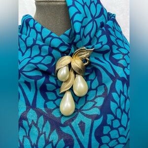 Vintage Brooch with glass beads gold tone